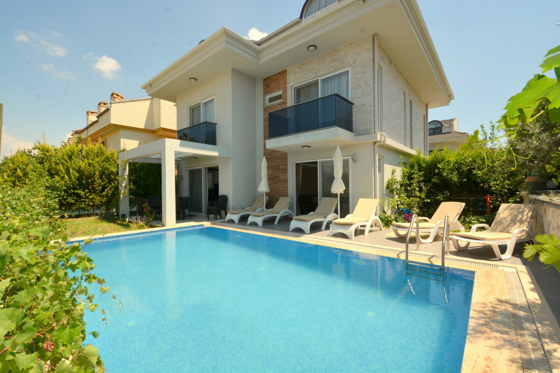 Fethiye Akarca’da Havuzlu 4+1 Müstakil Villa