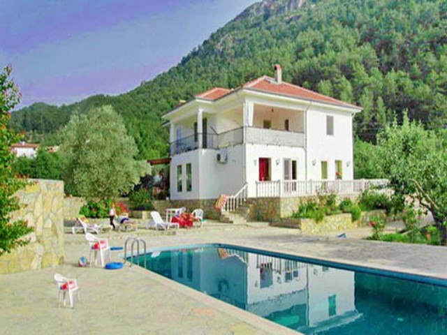 Spacious Villa with Private Pool and Guest House For Sale