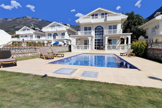 SOLD !!! 4 Bedroom Luxury Triplex Villa with Swimming Pool For Sale