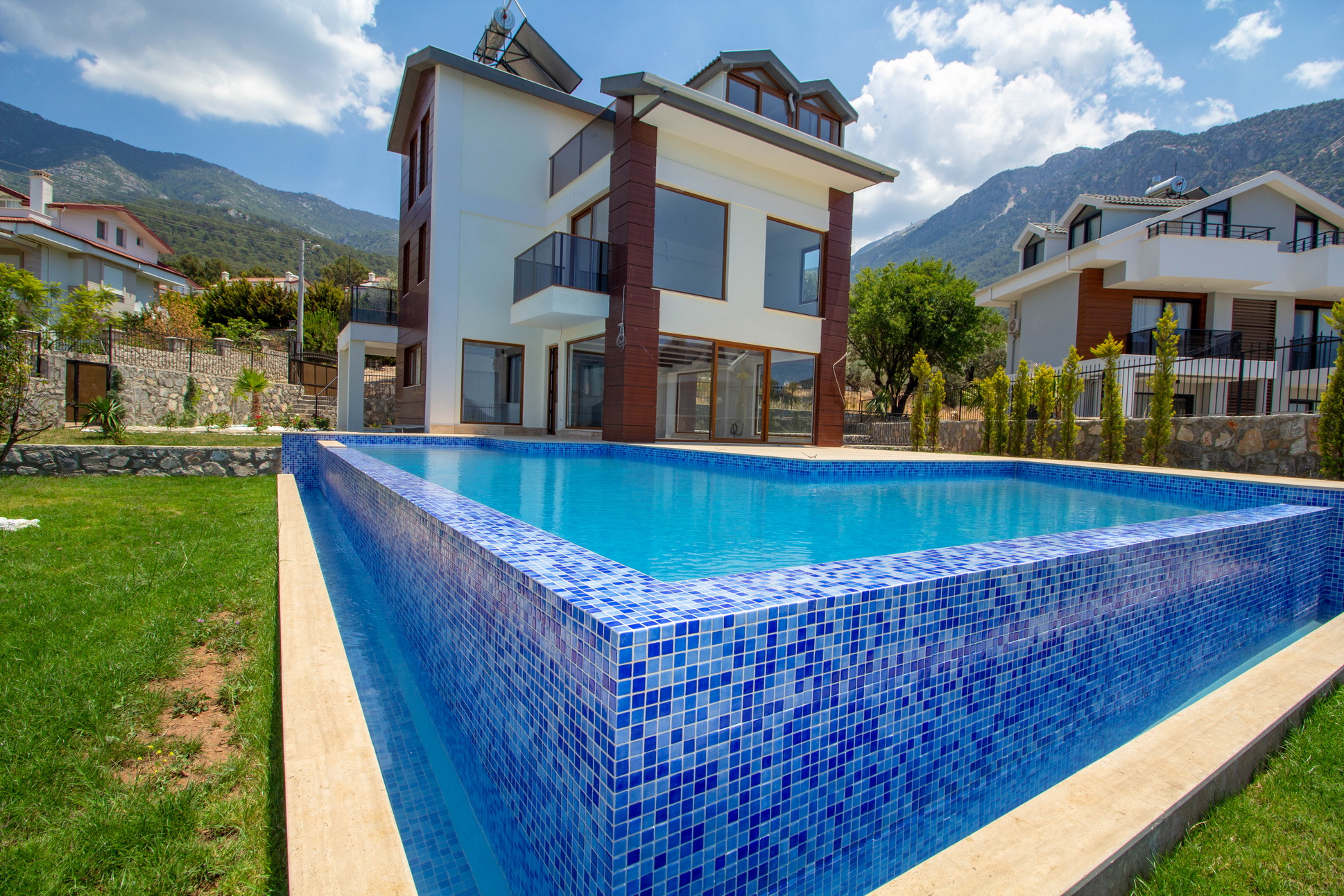 5 Bedroom Triplex Luxury Villa with Swimming Pool For Sale