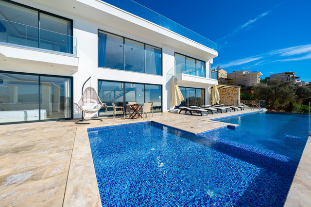 4 Bedroom Luxury Designed Triplex Villa with Fantastic Sea View and İnfinity Pool For Sale