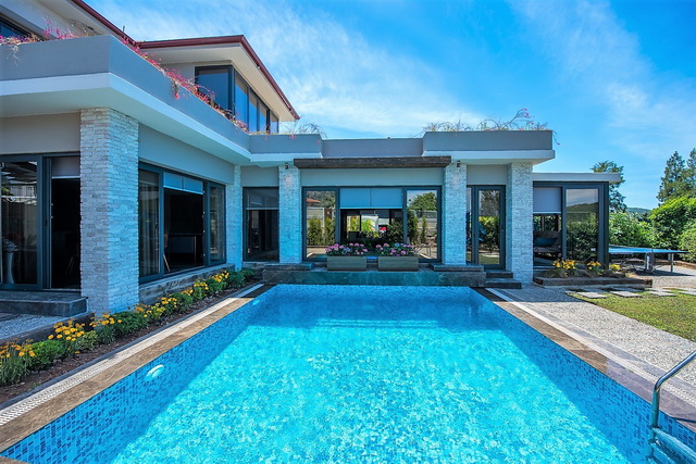 3 Bedroom Luxury Duplex Villa with Private Pool and Garden