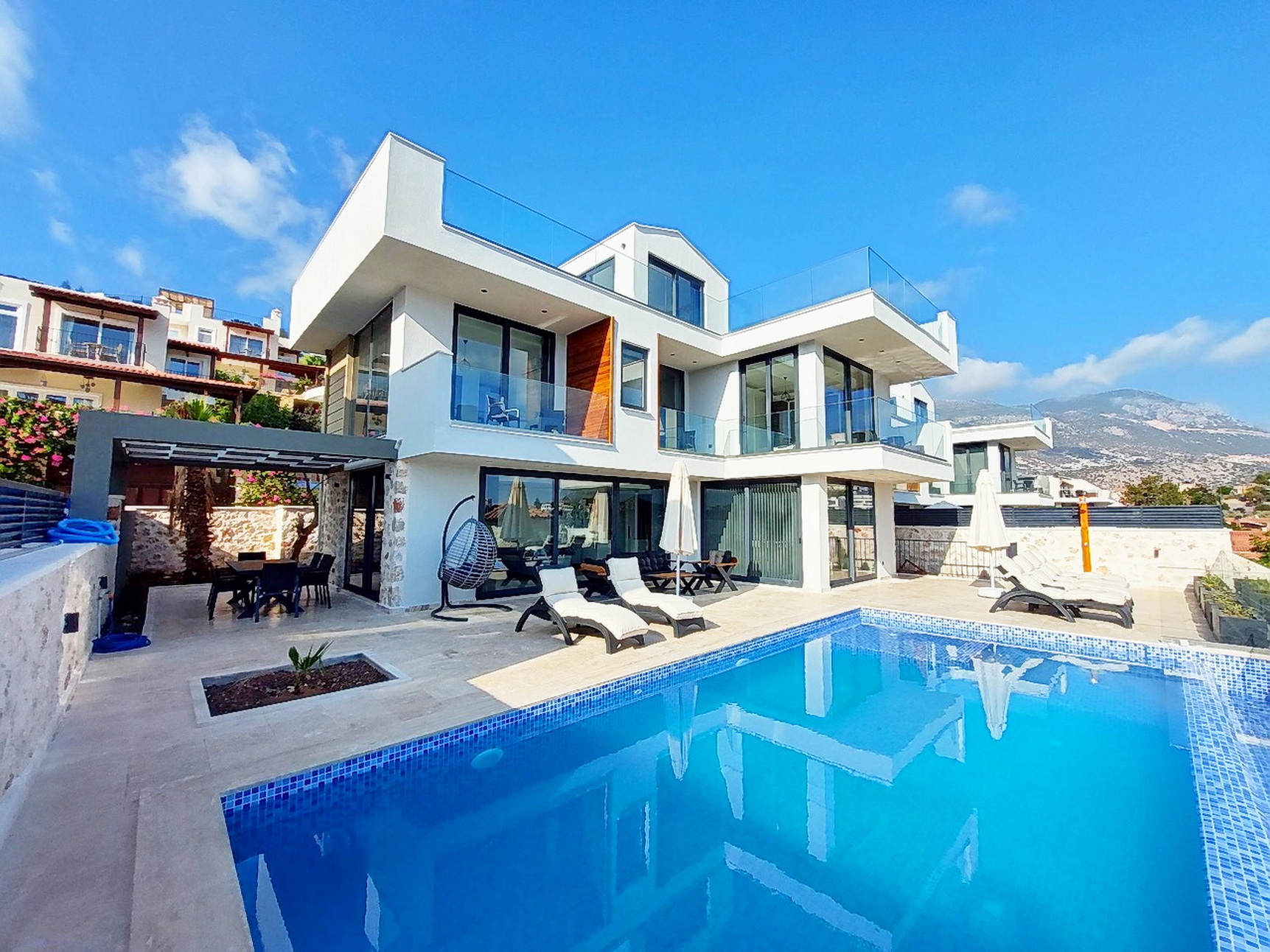 4 Bedroom Luxury Detached Villas with Sea View & Infinity Pool For Sale