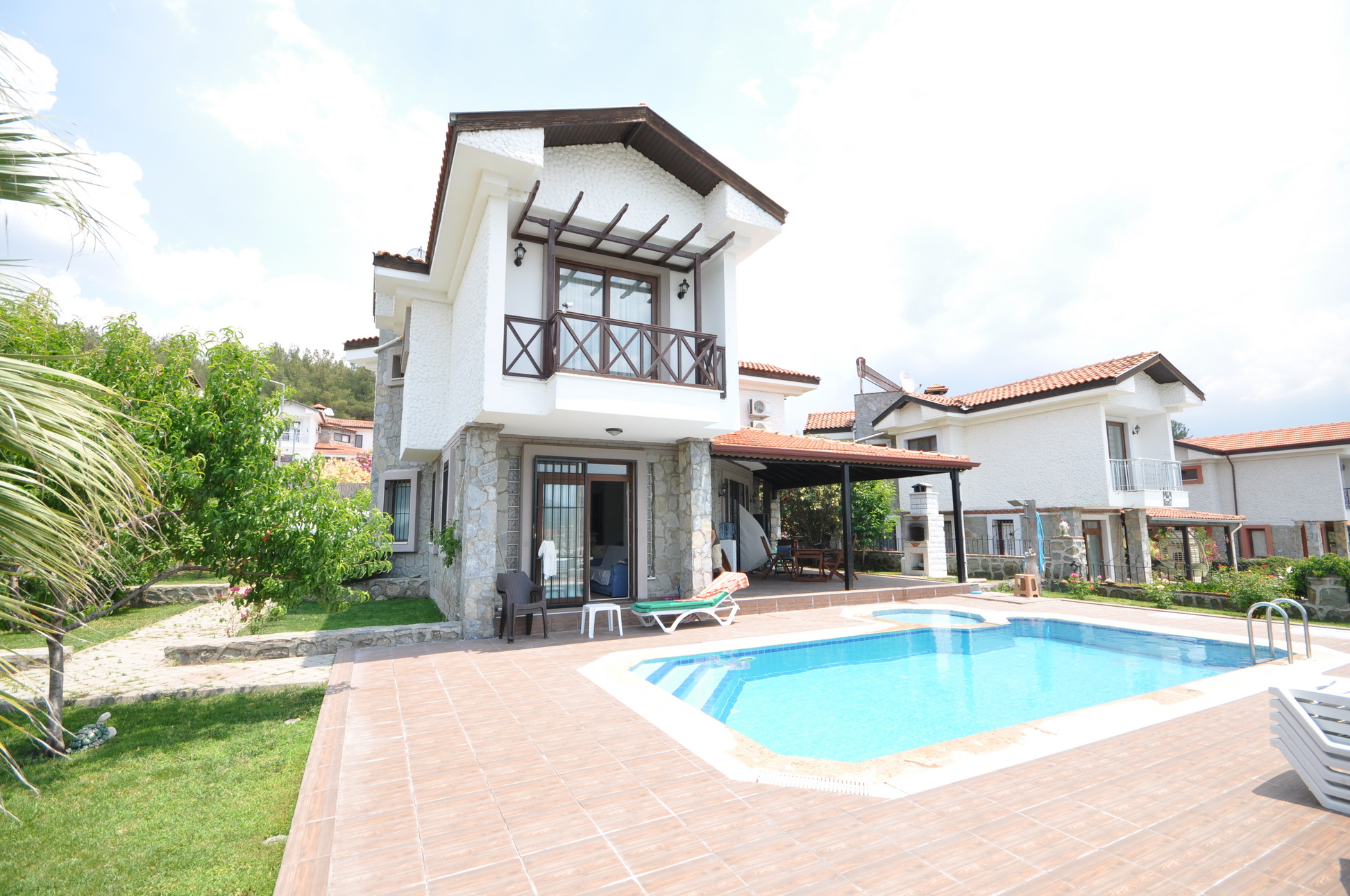 Stunning Traditional Stone 4 Bed Detached Villa with Large Private Garden & Pool