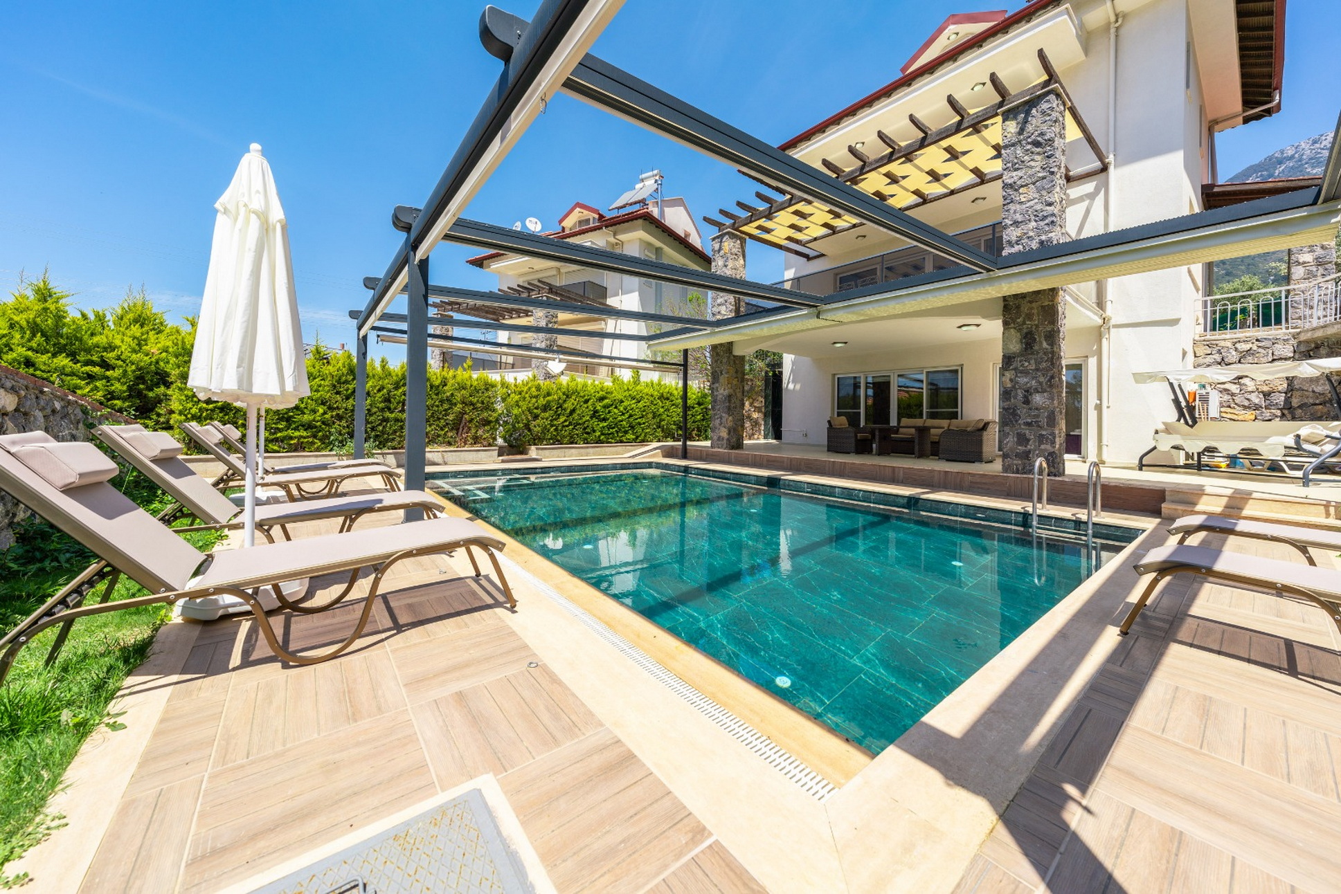 5 Bedroom Triplex Villa with Private Pool and Mountain View