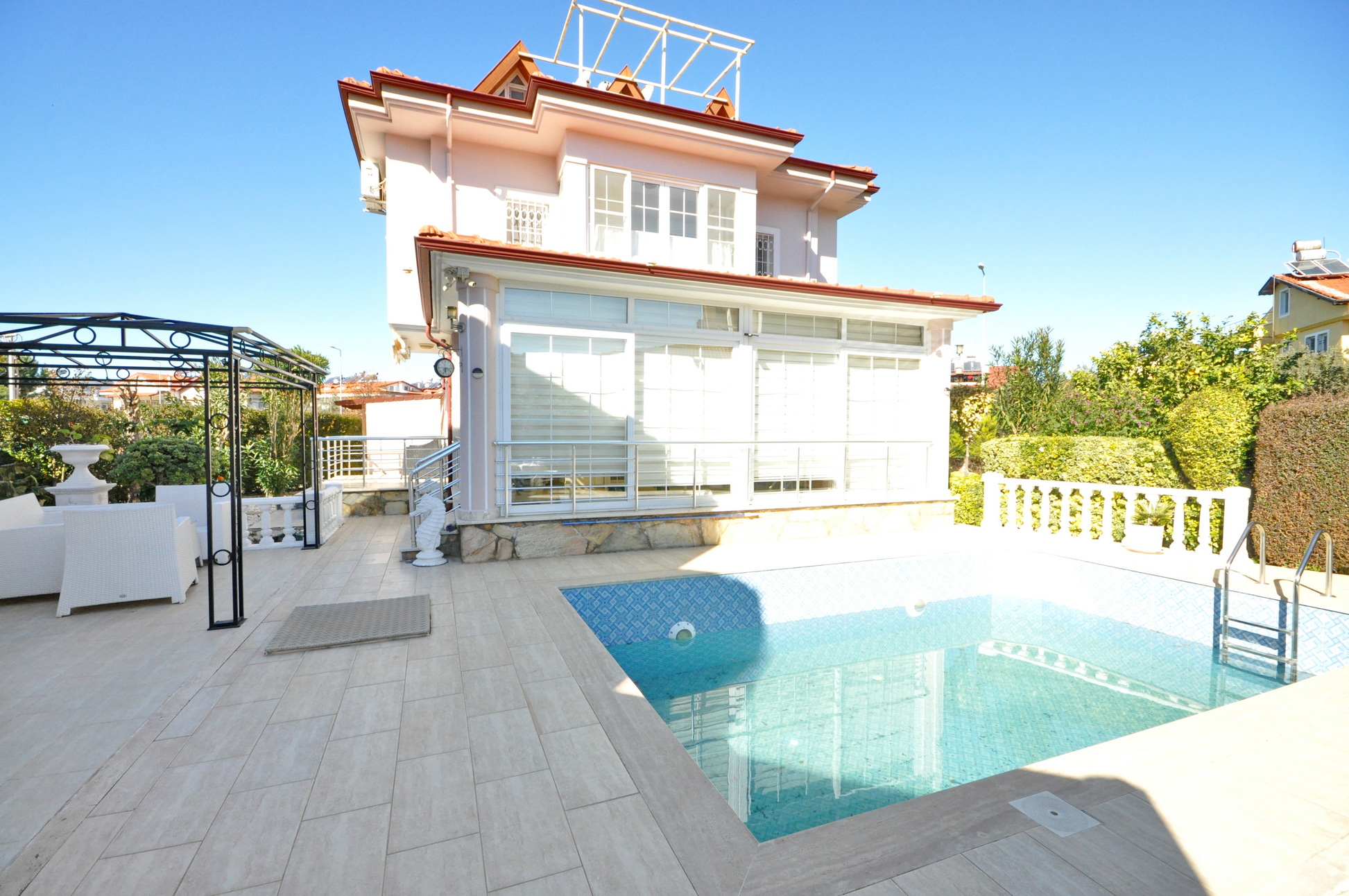 Beautiful 3 Bedroom Excellent Condition Villa Ready to Move In