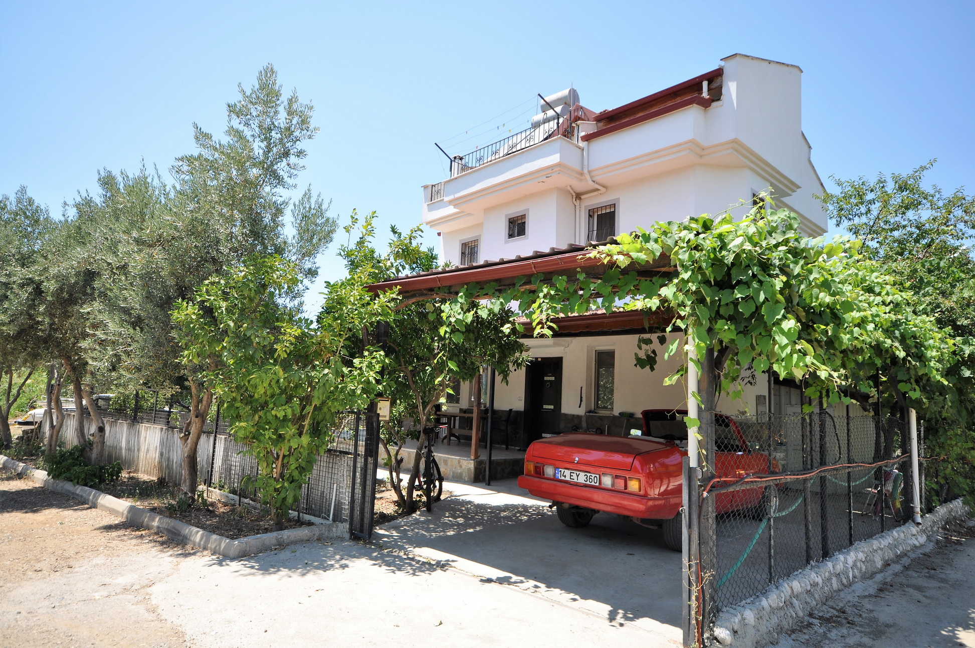 Detached Calis villa with a private mature garden and car park