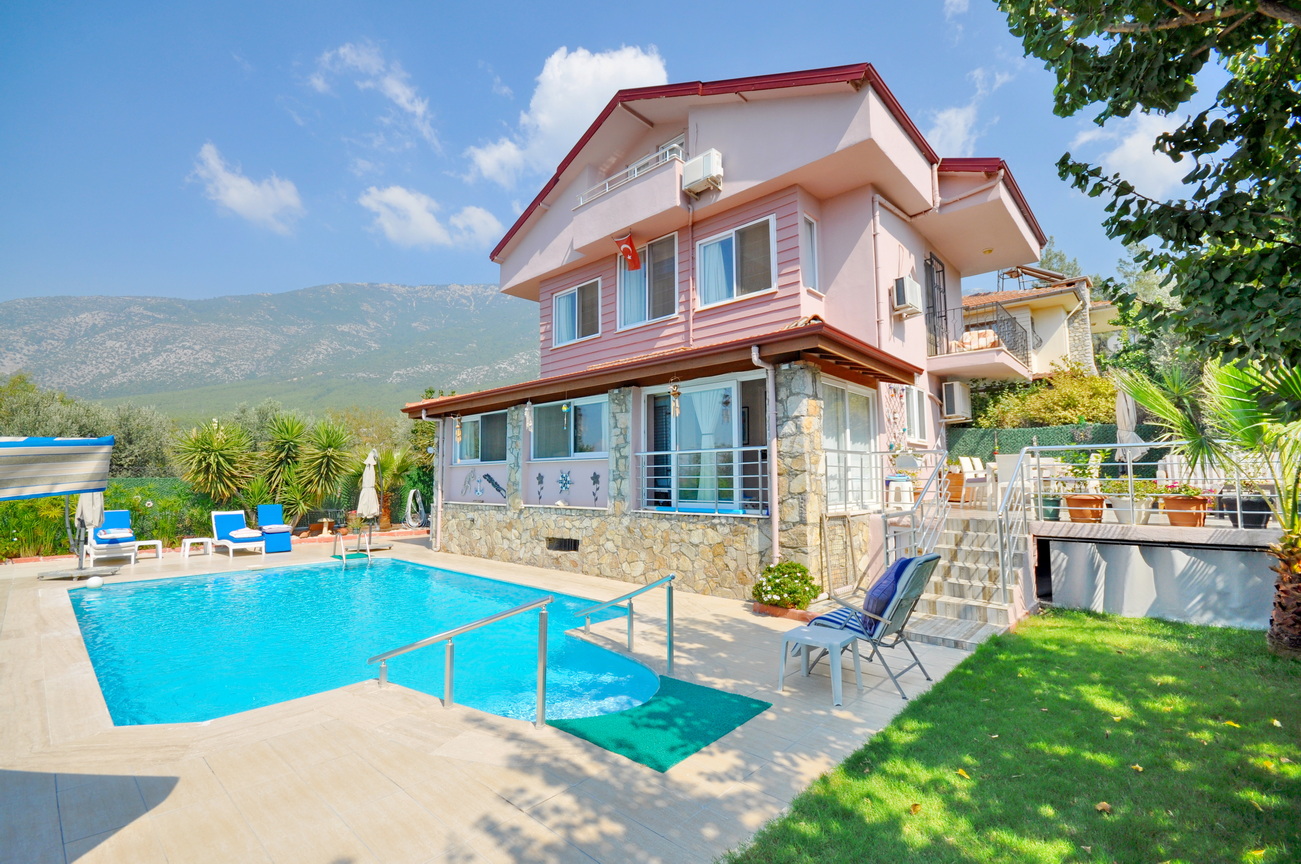 5 Bedroom Detached Villa with Private Pool & Garden in Ovacik