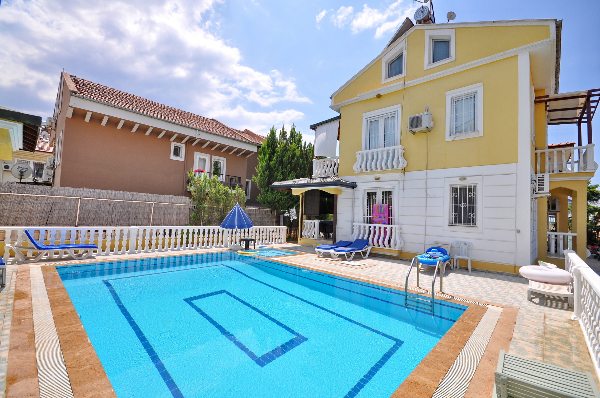 3 Bedroom First Floor Aparment with Communal Pool , Very Close to the Promenade