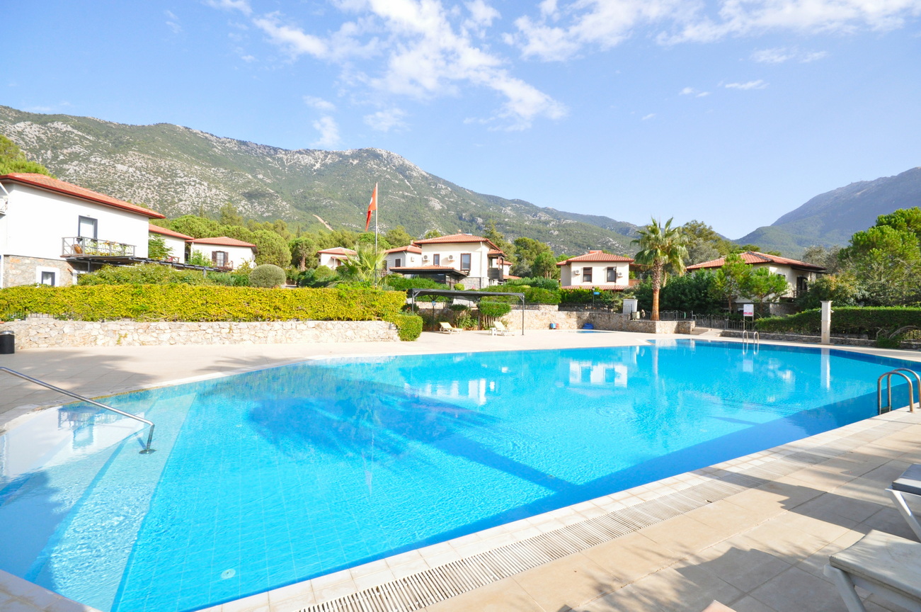 2 Bedroom Detached Villa in a Complex with Large Communal Pool