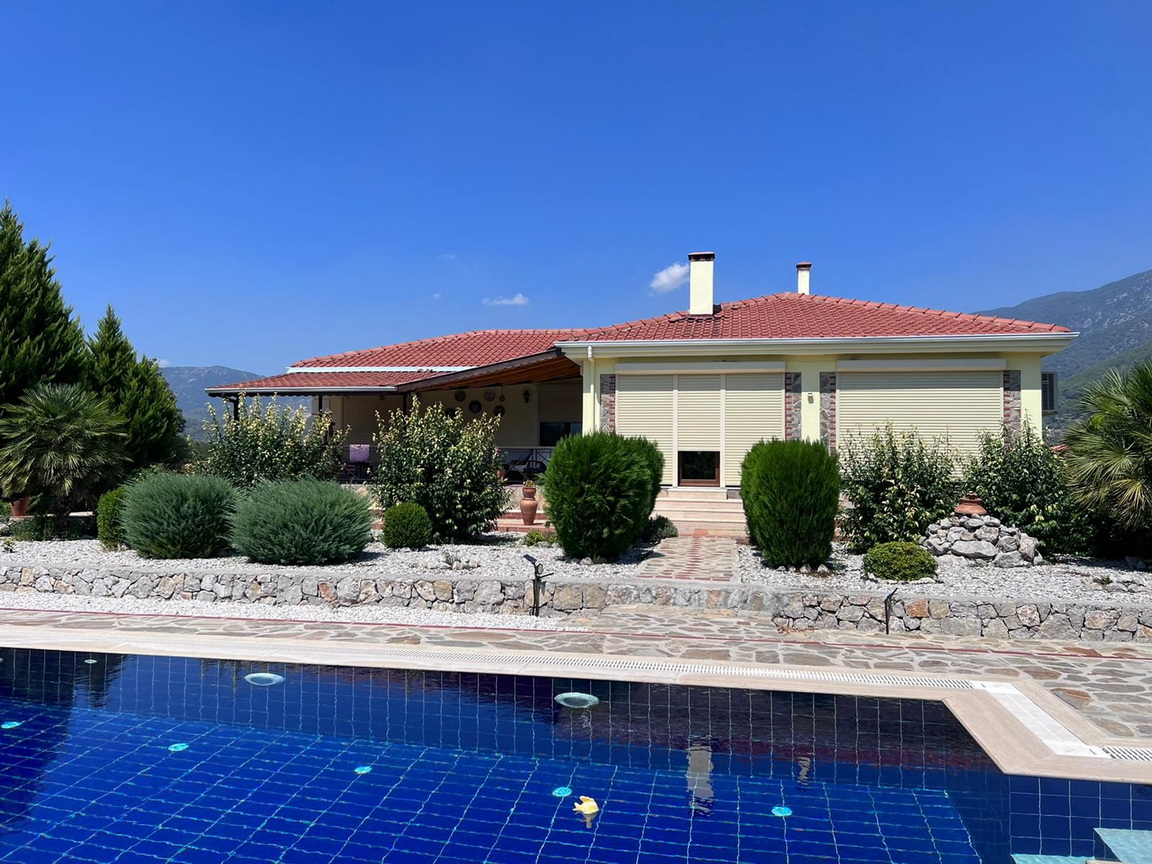3 Bedroom Superb Bungalow with Private Pool sits on a 2200 m2 Plot