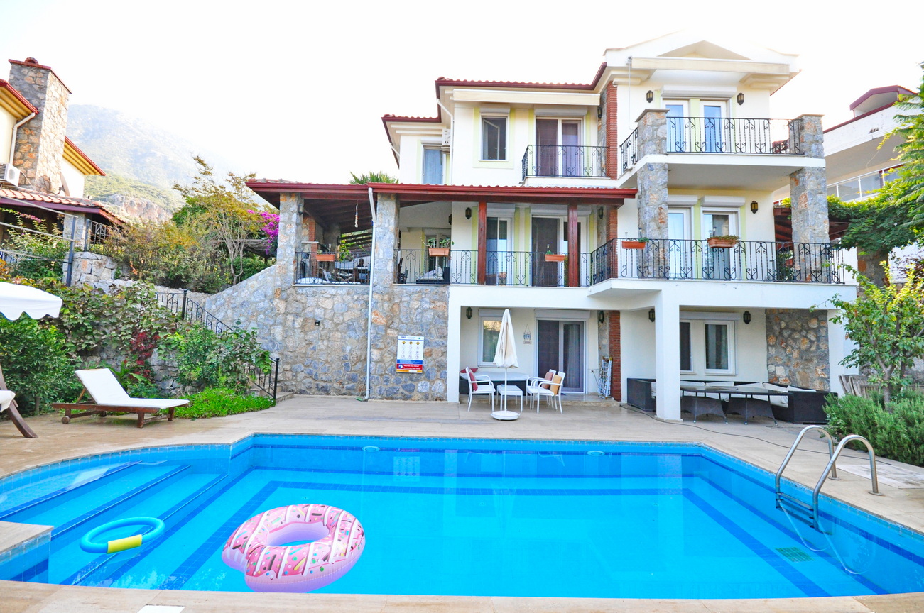 Spacious 5 Bedroom Detached Villa with Private Pool & Garden in Ovacik