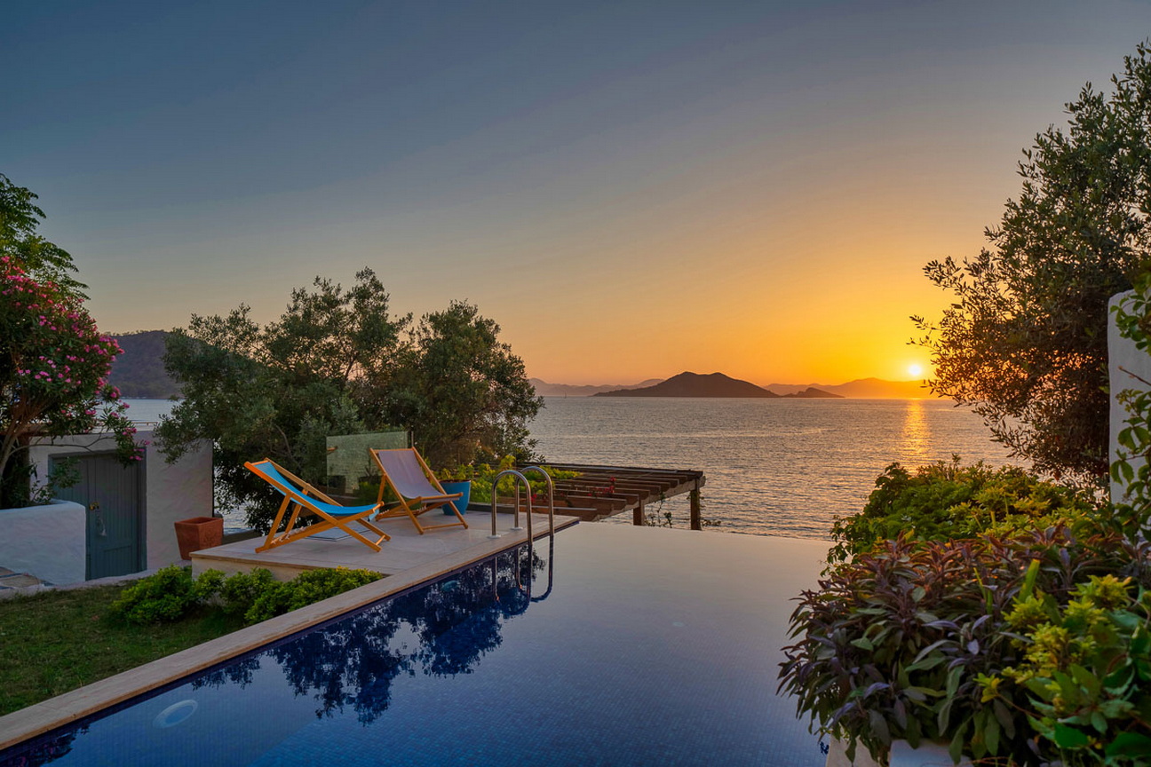 Magnificent Villa for Sale with Private Pier and Infinity Pool on Knight Island