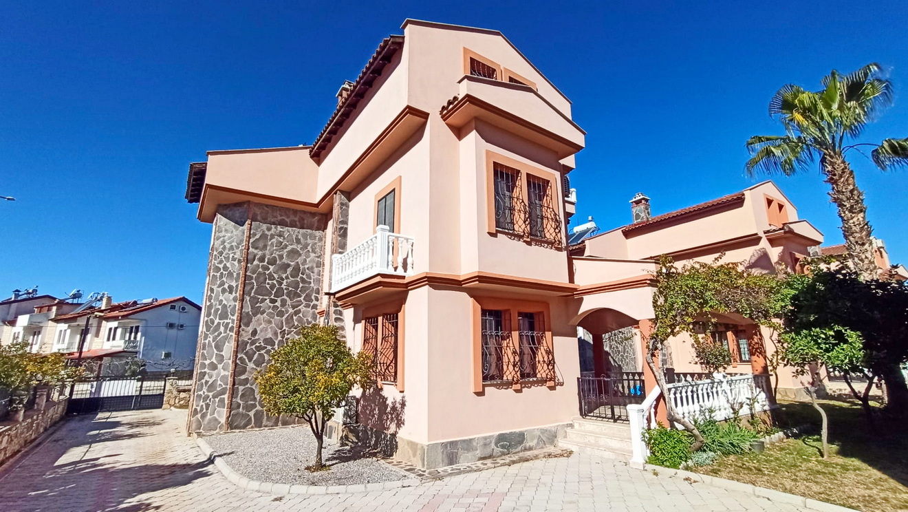REDUCED!!!5 Bedroom Detached Villa with Communal Pool and Gardens
