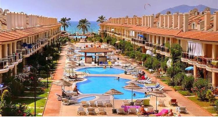 2 Bedroom Apartment with Communal Pool in Amazing Seafront Complex