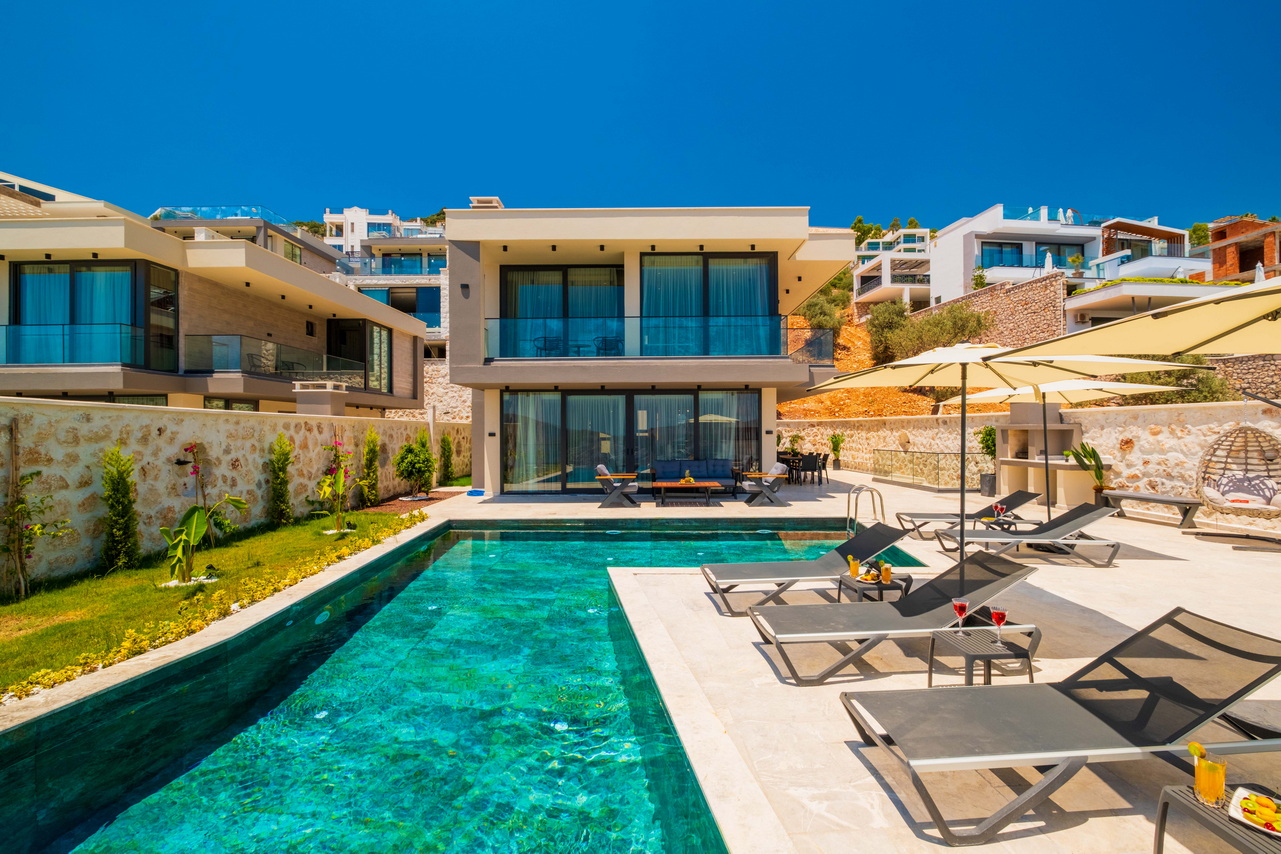 Kalkan Ortaalan’da Muhteşem Deniz Manzaralı 4+1 Lüks Tasarımlı Satılık Müstakil Villa